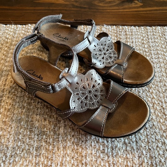 Clark’s Bendables sandals size 8.5, bronze, Velcro closure, EUC, cushioned comfy - Picture 1 of 6